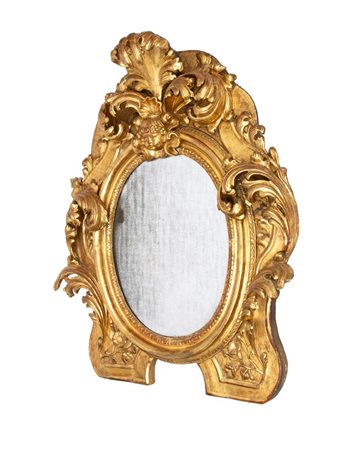  
Specchiera in legno intagliato e dorato Roma, XVIII secolo
 Altezza x larghezza x profondità: 140 x 118 x 27 cm 