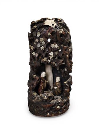  
Scultura con inserti in avorio Cina, fine XIX-inizio XX secolo
 Altezza x larghezza x profondità: 38 x 18 x 15,5 cm
