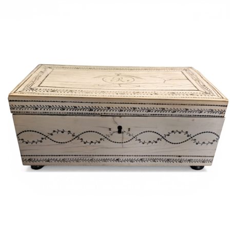  
Scatola in avorio Inghilterra, XIX secolo
 Altezza x larghezza x profondità: 14 x 30,3 x 15,2 cm