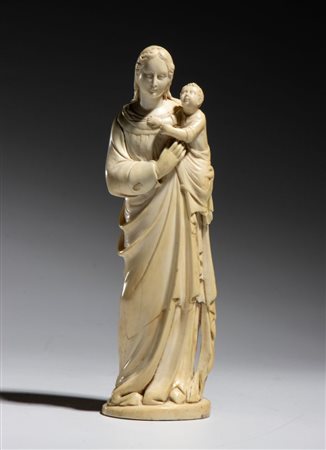  
Madonna con Bambino in avorio Italia o Francia, fine XVIII-inizio XIX secolo
 Altezza x larghezza x profondità: 20 x 5 x 6 cm