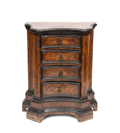  
Piccolo cassettone lastronato  Roma, XVIII secolo
 Altezza x larghezza x profondità:  78 x 62 x 27 cm
