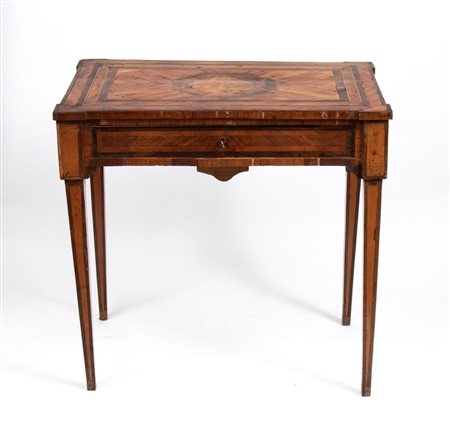 
Tavolo da centro intarsiato Luigi XVI XVIII secolo
 Altezza x larghezza x profondità: 76 x 80 x 54 cm