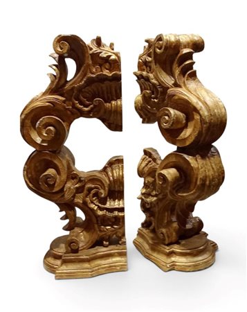  
Coppia di reggimensola dorati XVIII secolo
 Altezza x larghezza: 74 x 26 cm