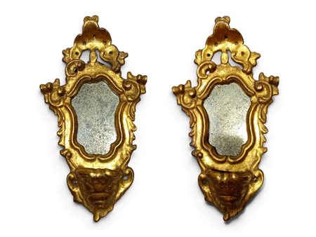  
Coppia di acquasantiere in legno dorato Veneto, XVIII secolo
 Altezza x larghezza: 43 x 23 cm