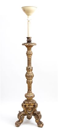  
Candeliere in legno intagliato e dorato a mecca Italia, XVIII secolo
 Altezza x larghezza x profondità: 197 x 52 x 52 cm 