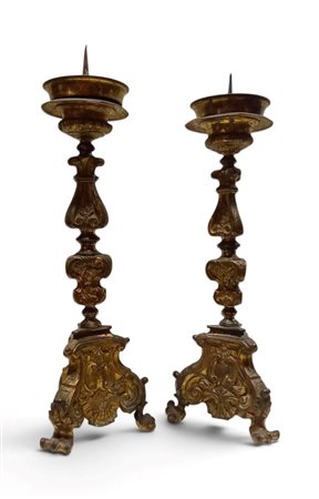  
Coppia di candelabri in bronzo Italia centrale, XVIII secolo
 Altezza x diametro: 45 x 15 cm