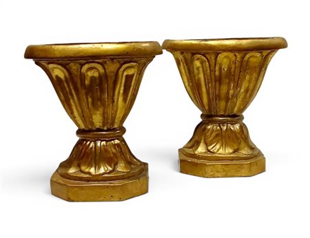  
Coppia di vasi in legno dorato Italia centrale, XIX secolo
 Altezza x diametro: 18 x 16 cm