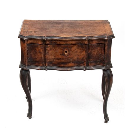  
Comodino lombardo in stile Luigi XV Italia, XIX secolo
 Altezza x larghezza x profondità: 63 x 60 x 34 cm