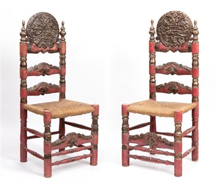  
Coppia di sedie in legno laccato e intagliato Sicilia, XIX secolo
 Altezza x larghezza x profondità: 125 x 52 x 46 cm. Altezza seduta: 50 cm
