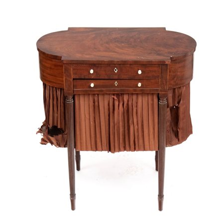  
Tavolino porta lavoro in mogano XIX secolo
 Altezza x larghezza x profondità: 73 x 66 x 36 cm