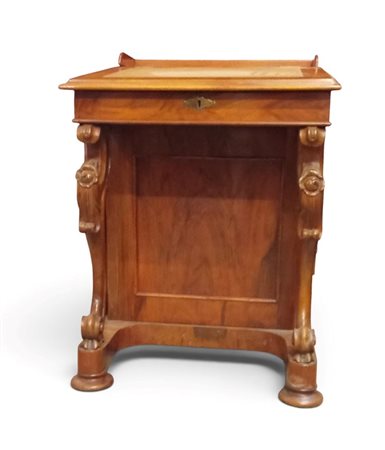 
Davenport in noce Inghilterra, fine XIX secolo
 Altezza x larghezza x profondità: 83 x 58 x 60 cm