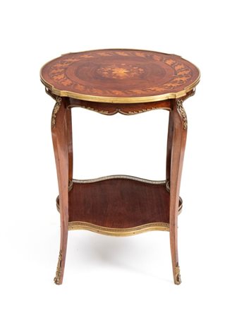  
Tavolino intarsiato Napoleone III Francia, XIX secolo
 Altezza x diametro: 75 x 60 cm 