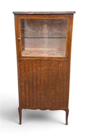  
Vetrina ad un anta con piano in marmo Francia, fine XIX secolo-inizio XX secolo
 Altezza x larghezza x profondità: 130 x 61 x 35 cm