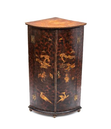 
Angoliera in stile Chinoiserie XIX secolo
 Altezza x larghezza x profondità: 97 x 57 x 39 cm