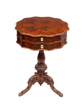  
Tavolino portalavoro sagomato a fiore Biedermeier Danimarca, fine XIX secolo
 Altezza x larghezza x profondità: 79 x 52 x 52 cm