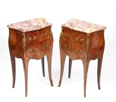  
Coppia di comodini stile Luigi XV Francia, XIX secolo
 Altezza x larghezza x profondità: 75 x 45 x 27 cm