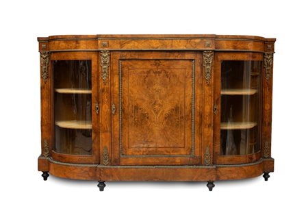  
Credenza mossa a tre ante intarsiata epoca Vittoriana Inghilterra, XIX secolo
 Altezza x larghezza x profondità: 111 x 181 x 40 cm 