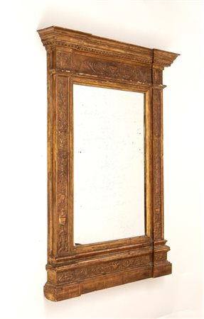  
Specchiera dorata con cornice a tabernacolo XIX secolo
 Altezza x larghezza x profondità: 111 x 83 x 12 cm