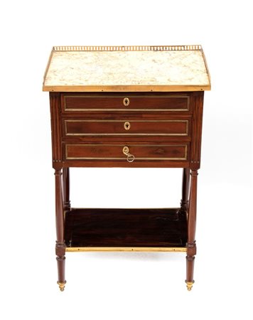  
Comodino in stile  Luigi XVI  Francia, XIX secolo
 Altezza x larghezza x profondità: 78 x 50 x 33 cm