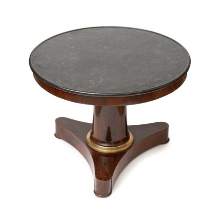  
Tavolo tondo con piano in marmo periodo Impero Francia, XIX secolo
 Altezza x diametro: 73,5 x 100 cm