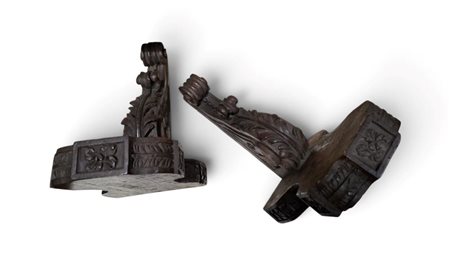  
Coppia di mensole intagliate in legno Italia, XIX secolo
 Altezza x larghezza x profondità: 37 x 21 x 37 cm