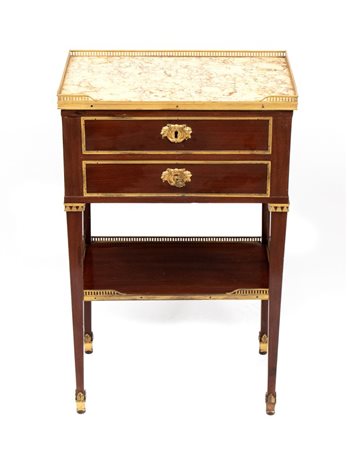  
Comodino Luigi XVI con piano in marmo e bronzi dorati Francia, XIX secolo
 Altezza x larghezza x profondità: 79 x 51 x 34 cm