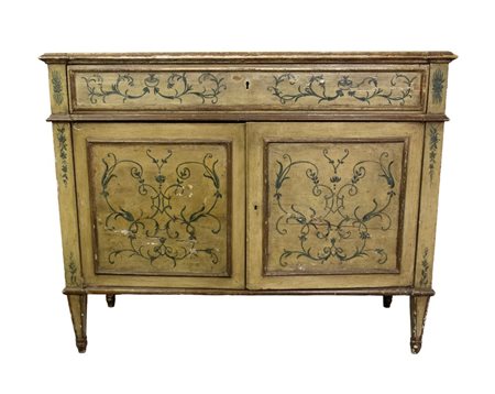  
Credenza laccata e decorata stile Luigi XVI Italia centrale, XIX secolo
 Altezza x larghezza x profondità: 102 x 126 x 46 cm