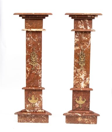  Coppia di colonne in marmo rosso XIX secolo Altezza x larghezza x profondità: 122 x 41 x 36 cm