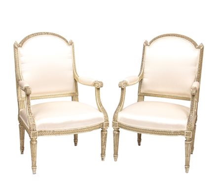  
Coppia di poltrone laccate  Venezia, XIX secolo
 Altezza x larghezza x profondità: 98 x 65 x 55 cm. Altezza seduta: 44 cm 