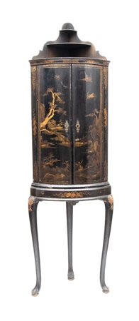  
Angoliera doppio corpo a Chinoserie  Inghilterra, XIX secolo
 Altezza x larghezza x profondità: 201 x 60 x 45 cm