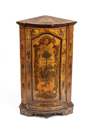  
Angoliera laccata e dipinta Venezia, XIX secolo
 Altezza x larghezza x profondità: 97 x 56 x 36 cm 