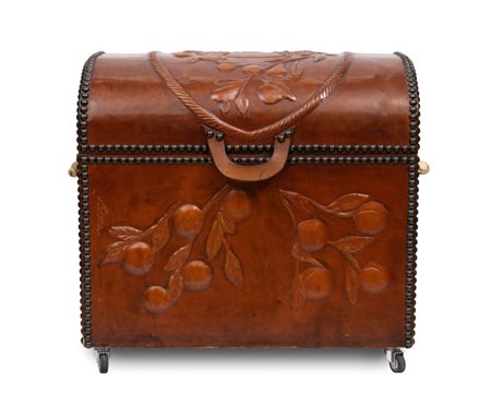  
Baule in pelle con maniglie in corna di cervo Francia, XX secolo
 Altezza x larghezza x profondità: 77 x 97 x 62 cm