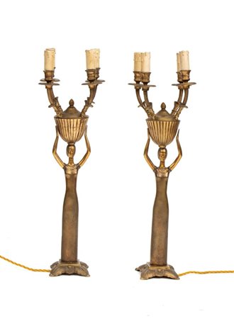  
Coppia di candelabri in stile Art Déco XX secolo
 Altezza x larghezza x profondità: 61,5 x 16,5 x 16,5 cm