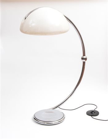Elio Martinelli (Lucca, 1921 - Lucca, 2004) 
Lampada da terra Serpente Italia, 1965 ca.
 Altezza x larghezza x profondità: 120 x 75 x 55 cm