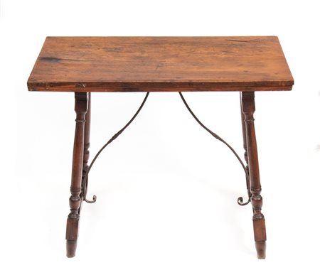  
Tavolino a capretta in noce  Italia, XVIII secolo
 Altezza x larghezza x profondità: 76 x 99 x 54 cm 