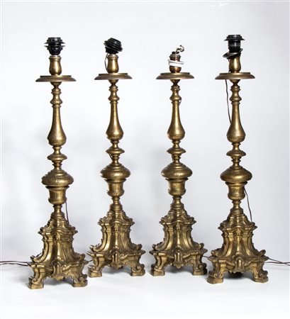  
Gruppo di quattro candelieri in ottone Italia, XX secolo
 Altezza x diametro: 77 x 20 cm