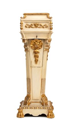  
Colonna laccata e dorata in stile Luigi XVI Italia, XX secolo
 Altezza x larghezza x profondità: 114 x 43 x 43 cm 