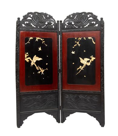  
Paravento a due ante  Cina, XX secolo
 Altezza x larghezza: 173 x 136 cm
