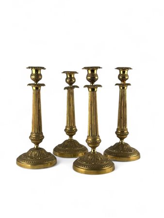  
Lotto di quattro candelieri francesi in ottone, Francia Inizio XX secolo
 Altezza x diametro: 28 x 12 cm