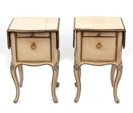  
Coppia di comodini veneziani in stile Luigi XV Italia, XX secolo
 Altezza x larghezza x profondità: 76 x 47 x 42 cm. Larghezza ali: 19 cm