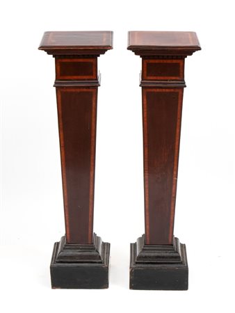  
Coppia di piedistalli  Inghilterra, XX secolo
 Altezza x larghezza x profondità: 112 x 31 x 31 cm 