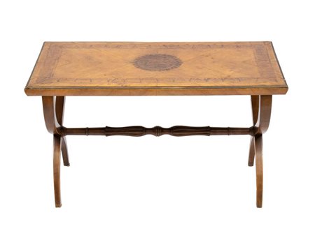  
Tavolino da salotto in stile Neoclassico XX secolo
 Altezza x larghezza x profondità: 54 x 95 x 50 cm