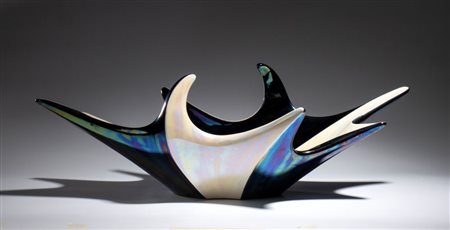  
Centrotavola in ceramica e smalto Metà del XX secolo
 Altezza x larghezza x profondità: 22 x 64 x 30 cm 