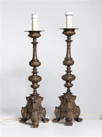  
Coppia di candelabri in metallo  Italia, XX secolo
 Altezza x diametro: 74 x 18 cm