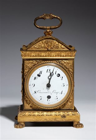 Courvoisier & Comp  
Pendola da tavolo in bronzo dorato epoca Impero Francia, primi decenni del XIX secolo
 Altezza x larghezza x profondità: 22 x 16 x 12 cm