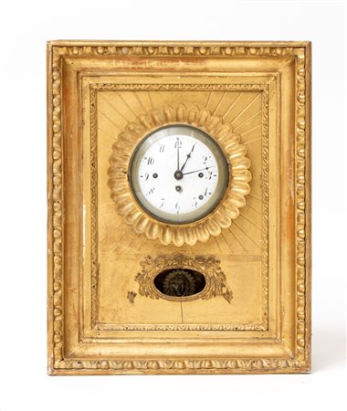  
Orologio austriaco da parete in legno dorato Austria, inizio XIX secolo
 Altezza x larghezza x profondità: 52 x 42 x 14 cm