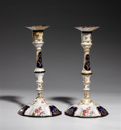  
Coppia di candelabri in smalto di Bilston Inghilterra, fine del XVIII secolo
 Altezza x diametro: 25 x 13 cm