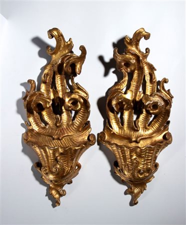  
Coppia di acquasantiere da parete in legno dorato Luigi XVI Area veneto-lombarda, XVIII secolo
 Altezza x larghezza x profondità: 37 x 16 x 5 cm