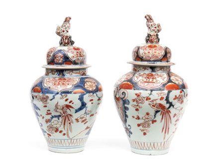  
Coppia di potiche con coperchio Cina, epoca Qing
 Altezza x diametro: 34 x 18 cm.