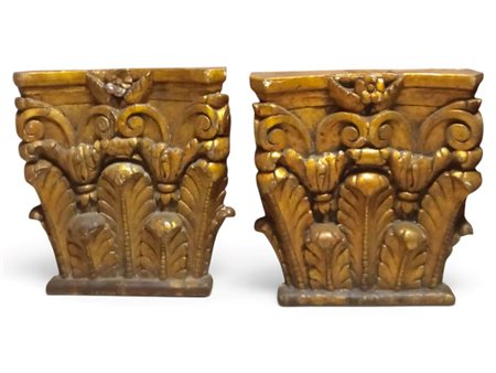  
Coppia di capitelli corinzi dorati Italia, fine XVIII - inizi XIX secolo
 Altezza x larghezza x profondità: 46 x 42 x 8 cm